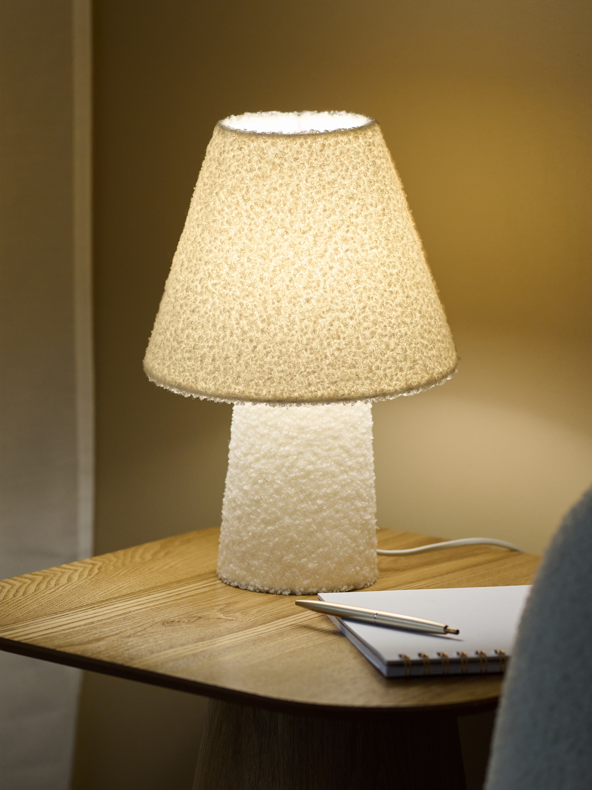 Lampa nocna LED z pluszowym wykończeniem