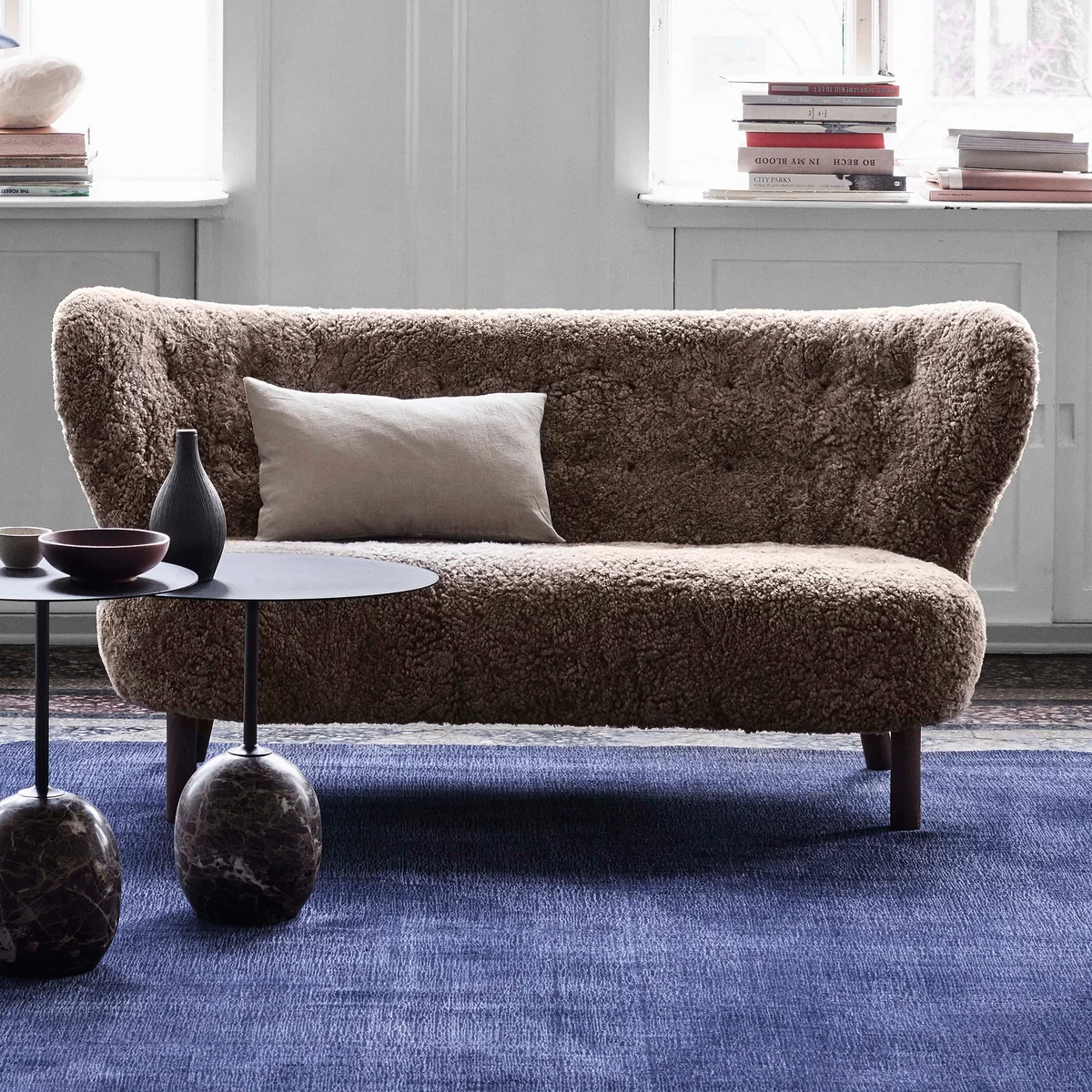 &Tradition - Little Petra VB2 Sofa, Walnuss / Schaffell Sahara