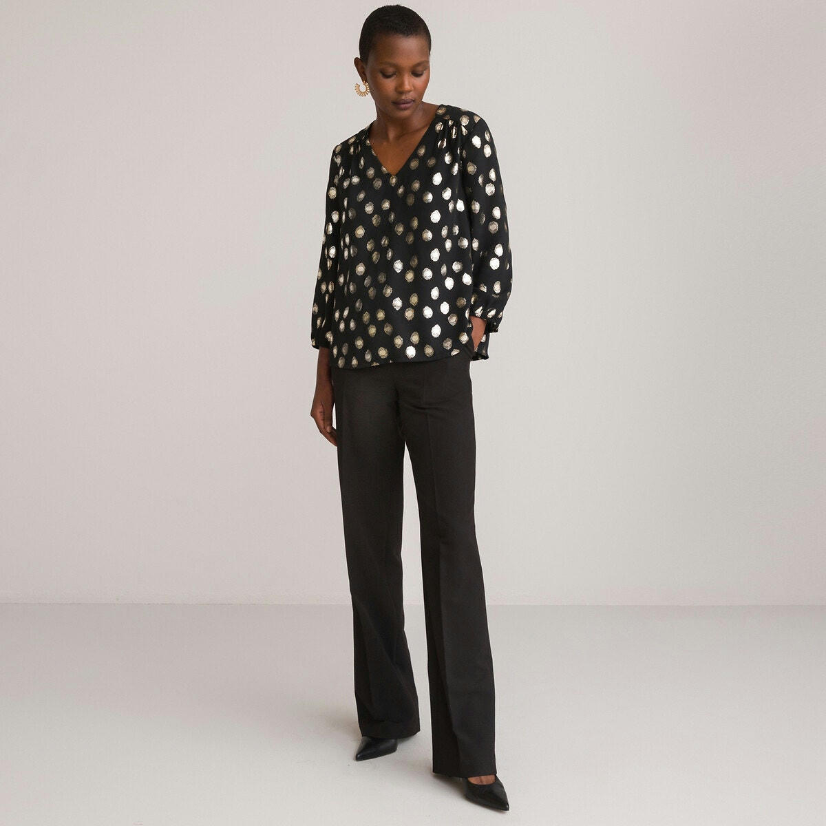 Blouse brillante col V, manches 3/4