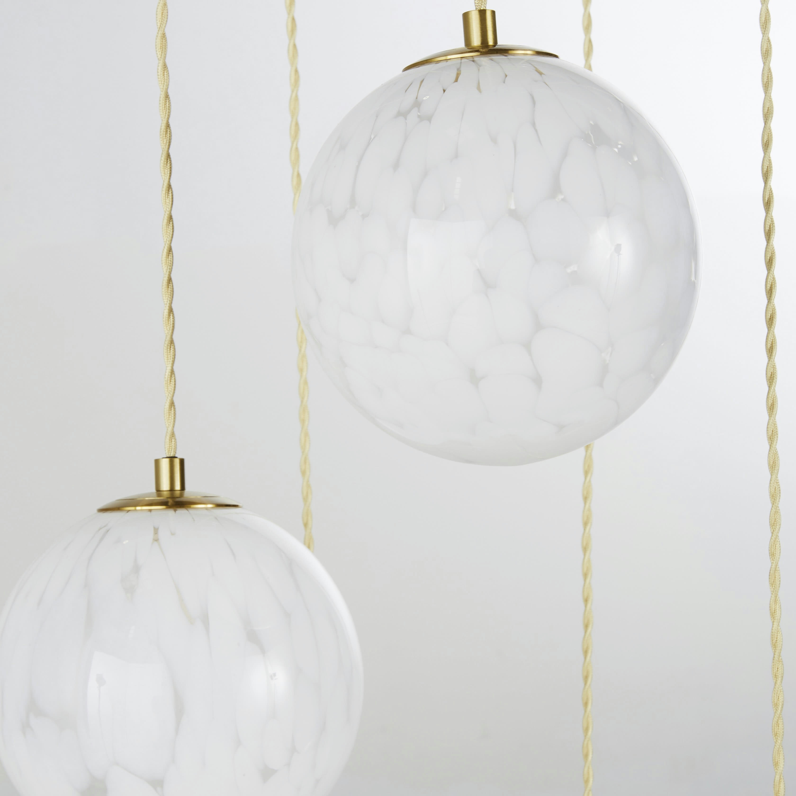 MANA - Suspension 5 globes en verre moucheté blanc et métal doré