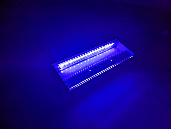Lame d'eau acrylique LED Largeur 45cm encastrée 3cm débord Entrée d'eau dessous Compatible traitement au sel chlore