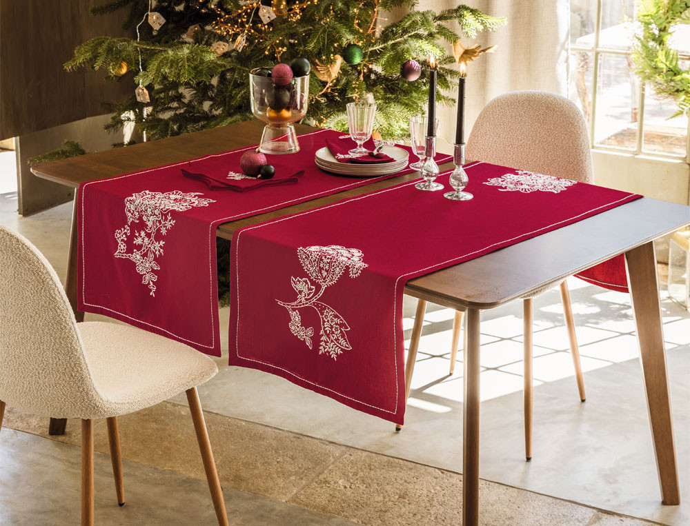 Chemin de table brodéDîner au palais