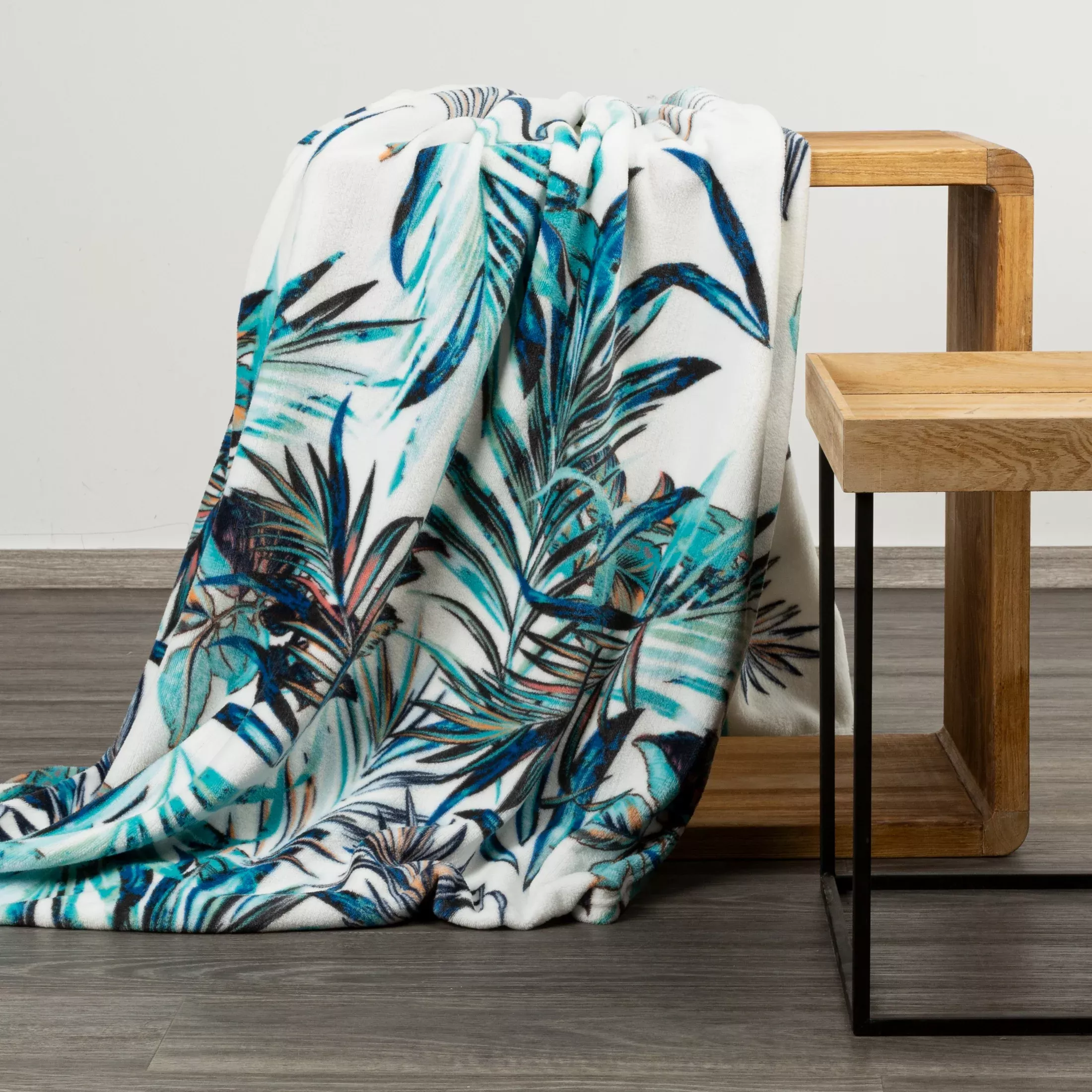 Koc flano 150x200 cm biało, turkusowy z nadrukiem egzotycznych liści PILAR Design 91