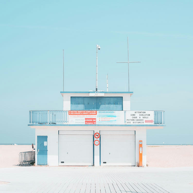 POSTE DE SECOURS - Photographie d'art de Nicolas Rottiers 80x80 cm sur plexi