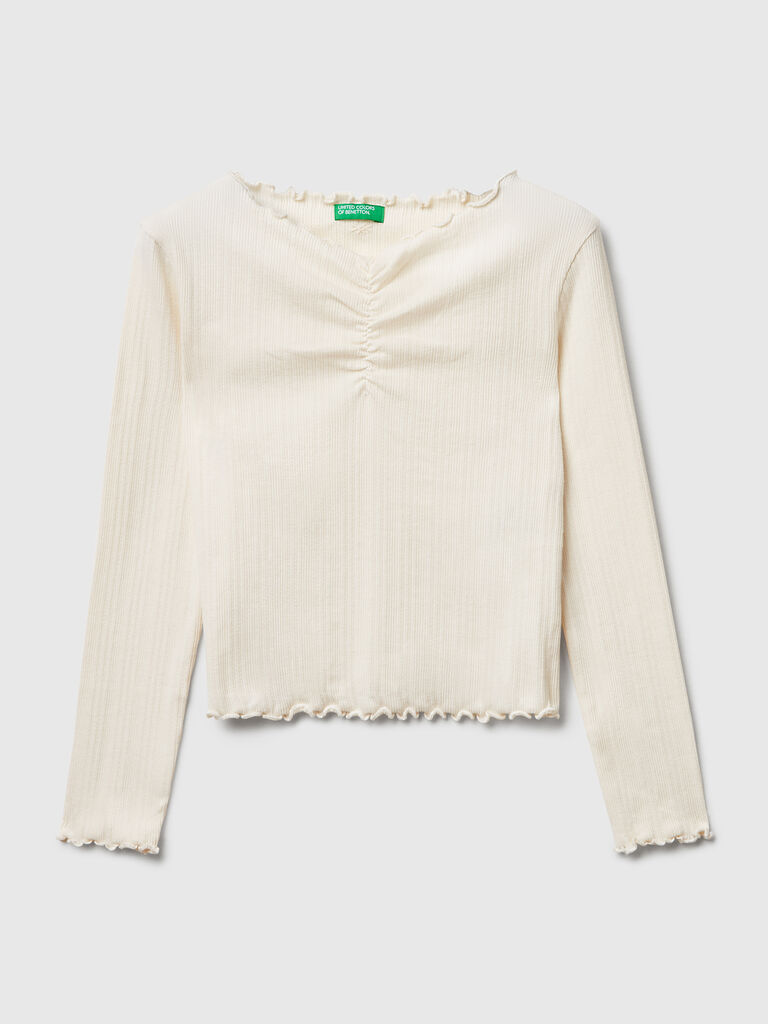 T-shirt with wavy edge