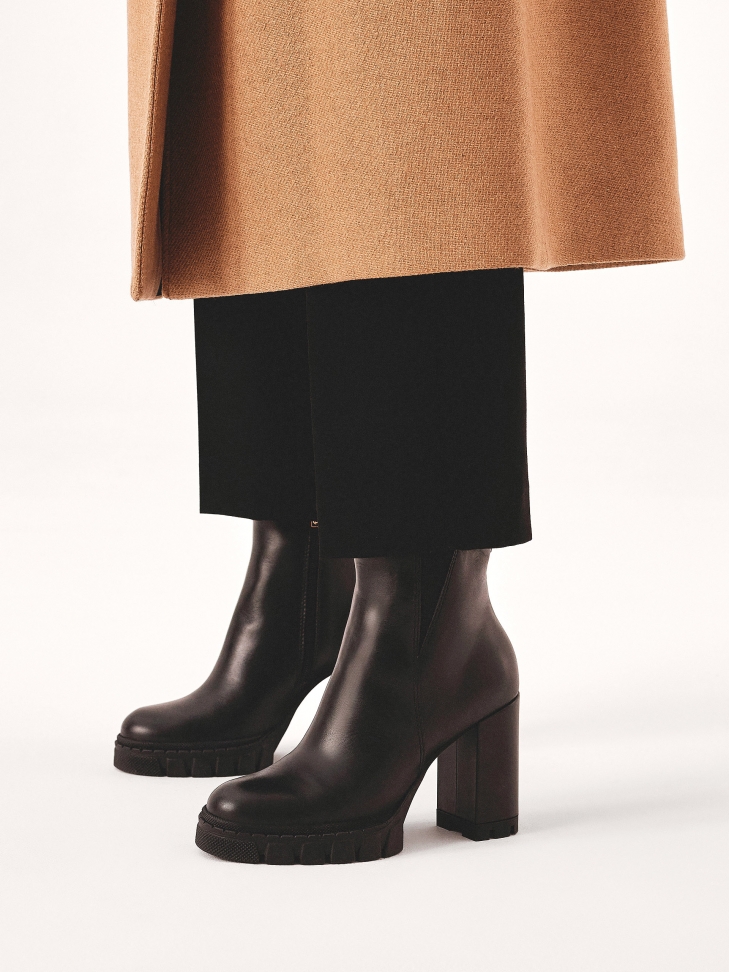 Zipper boots with post and platform