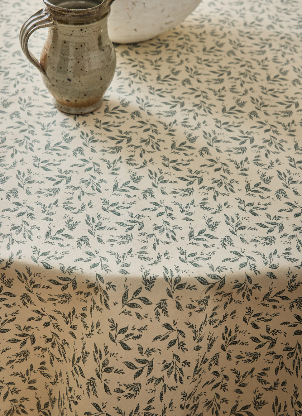 NAPPE ENDUITE à MOTIF VÉGÉTAL BEIGE / VERT THYM