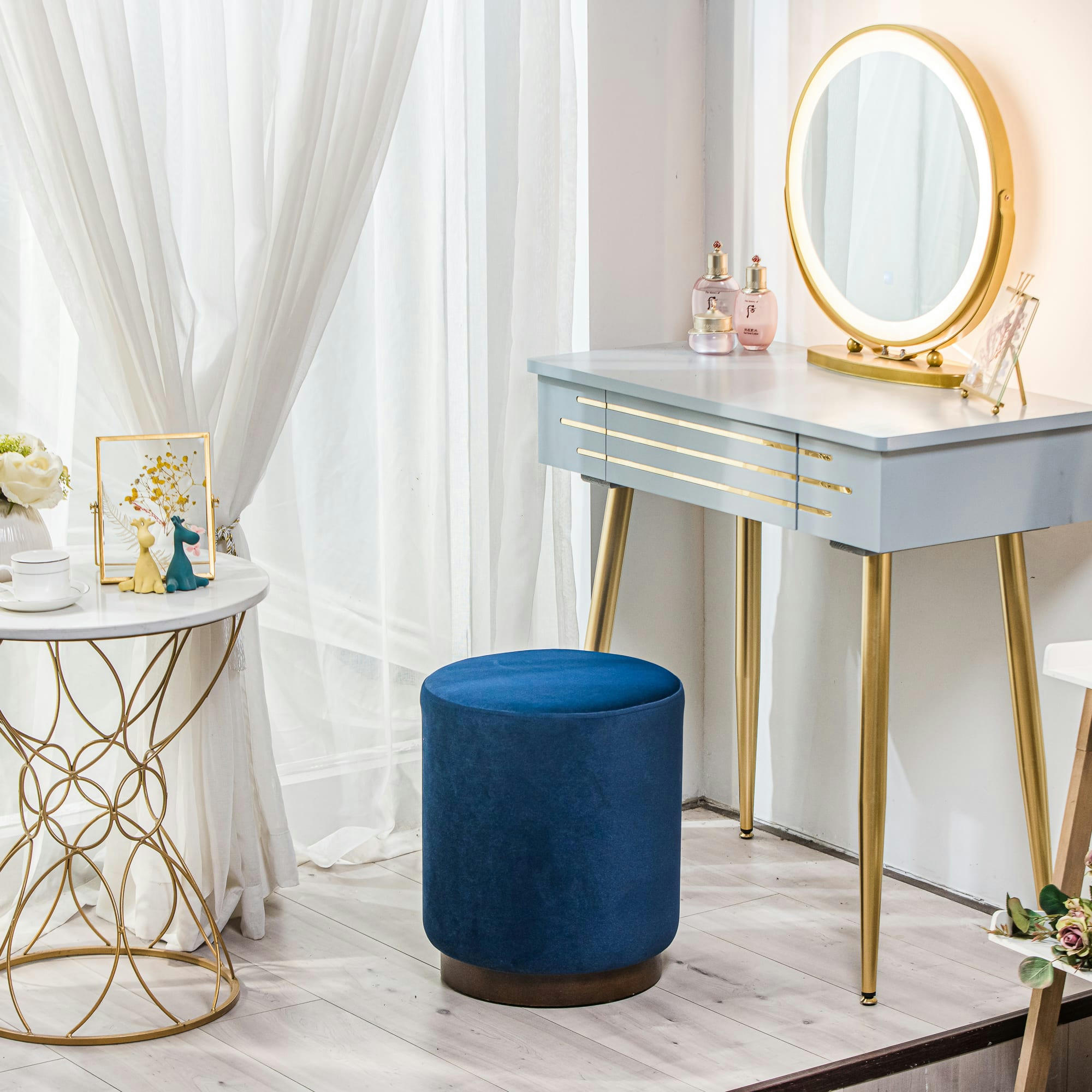 - Pouf en velours bleu et base en bois