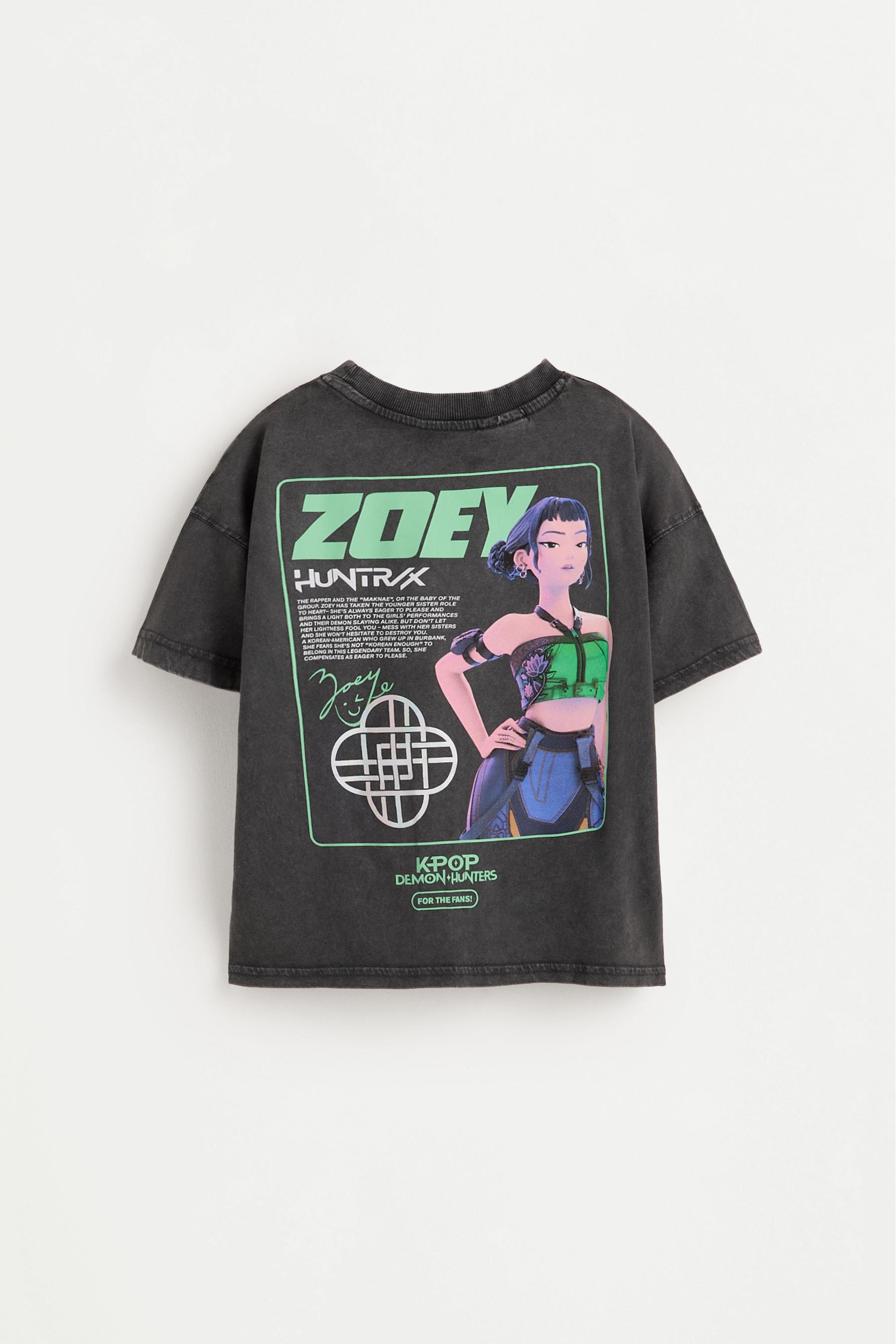 Camiseta Zoey Huntrix K-Pop Demon Hunters ™/© Netflix