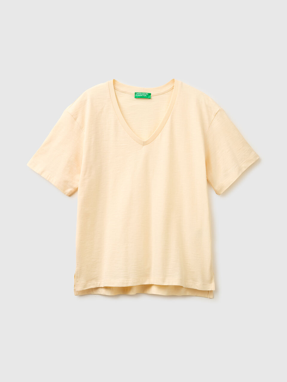 V-neck t-shirt in lightweight cotton
