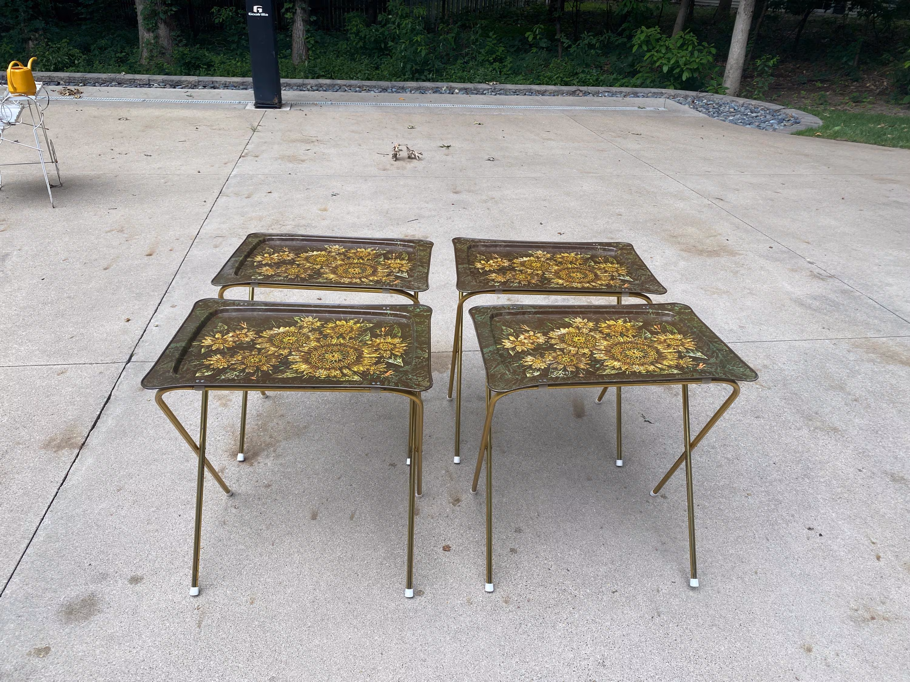 Set of 4 vintage MCM Floral TV Tray Tables with Folding stands