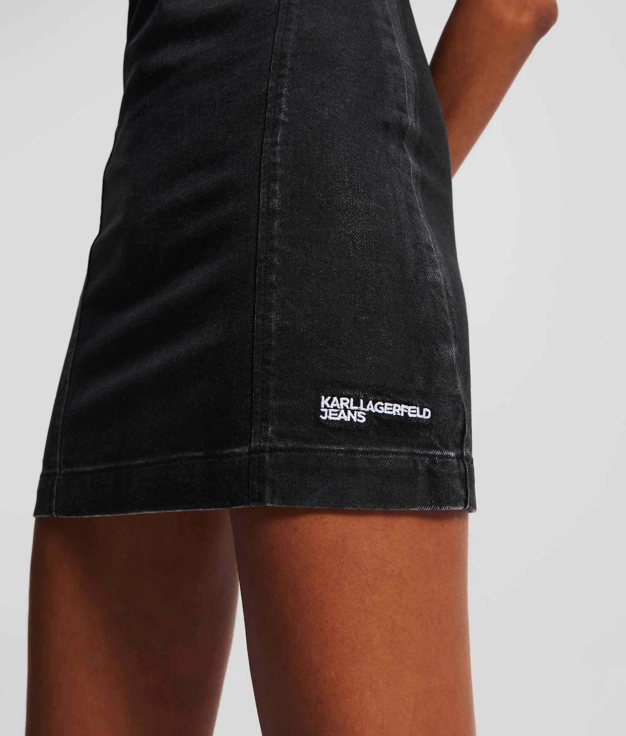 Robe en denim enduit