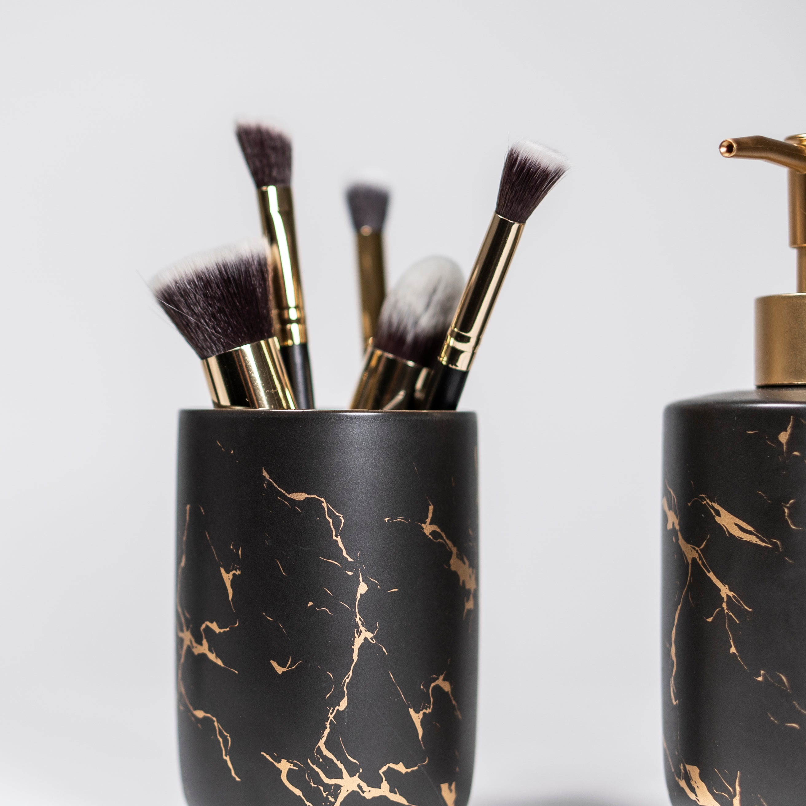 QUVIO Zeepdispenser + tandenborstelhouder - Zwart met goud