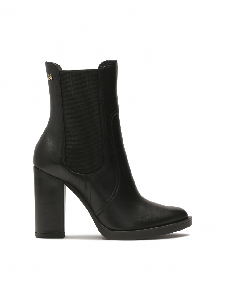 Black boots with elastic inserts