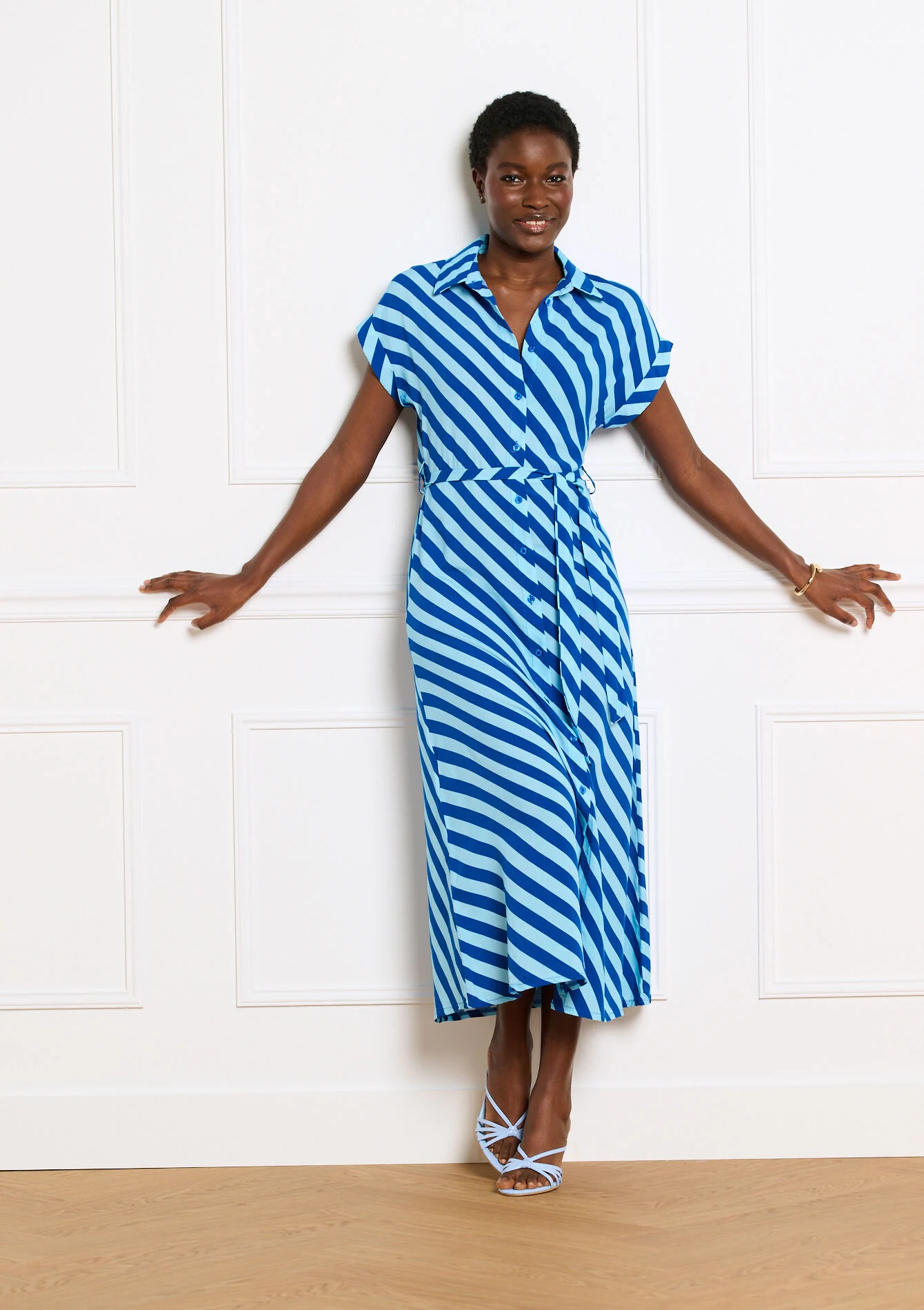 Vloeiende midi hemdjurk