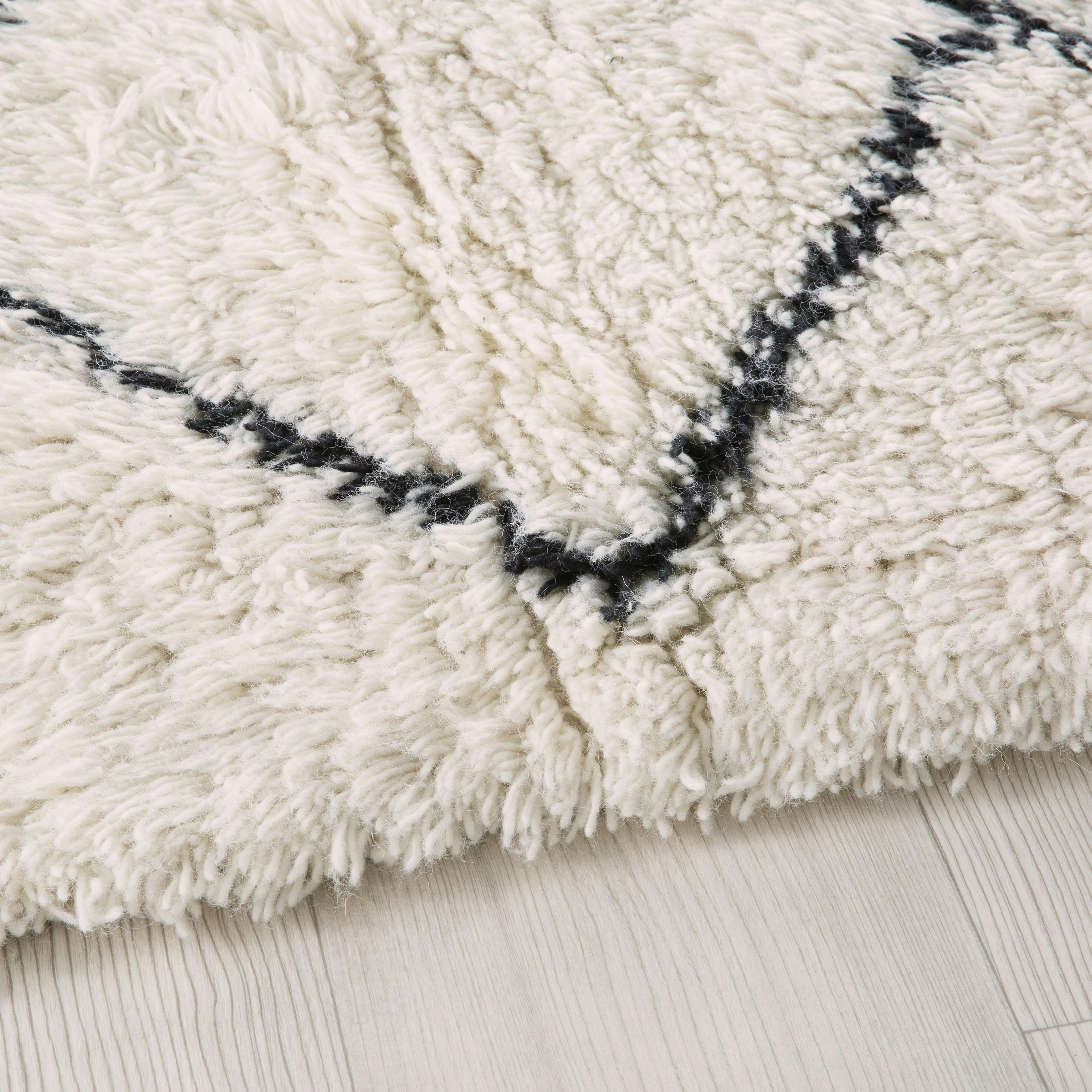 - Tapis style berbère en laine tuftée et coton écrus et noirs 160x230