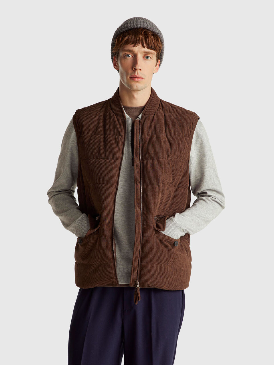 Vest with pockets in corduroy