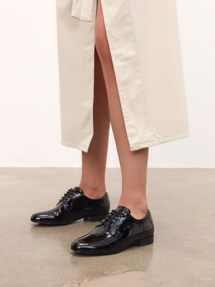 Women’s lace-up patent leather shoes