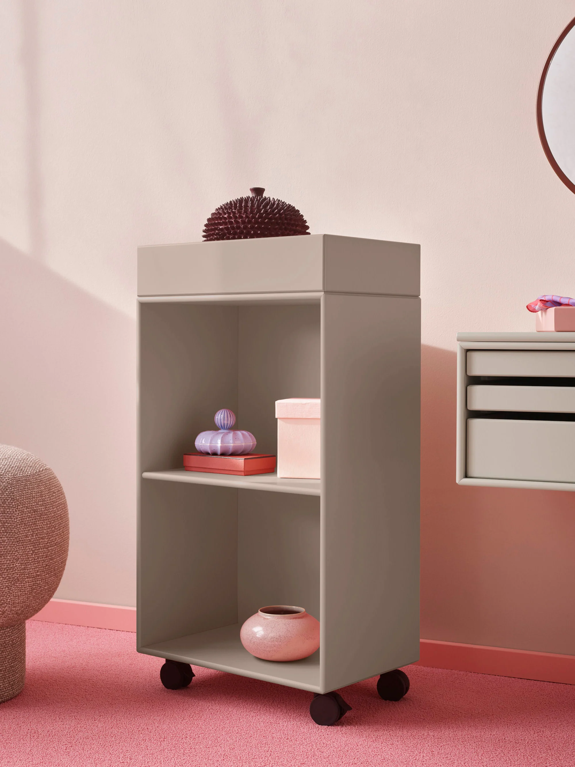 Handgefertigter Badezimmerschrank Preppy mit Rollen