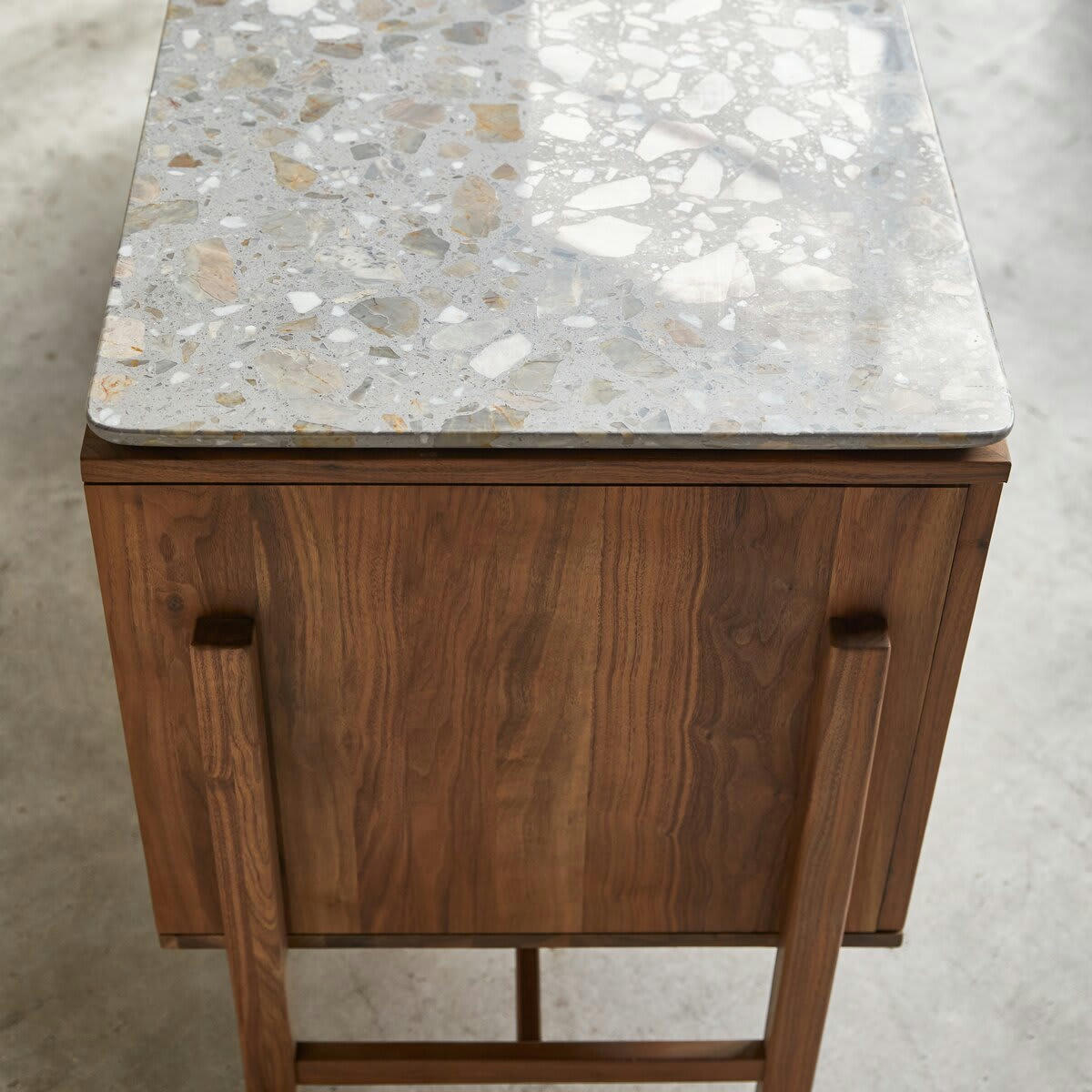 ISAURE - Buffet en noyer massif et terrazzo premium 160 cm
