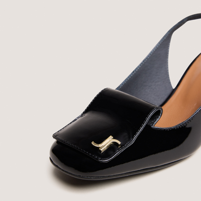 Escarpins slingbacks à monogrammesen vernis noir | DAIKI