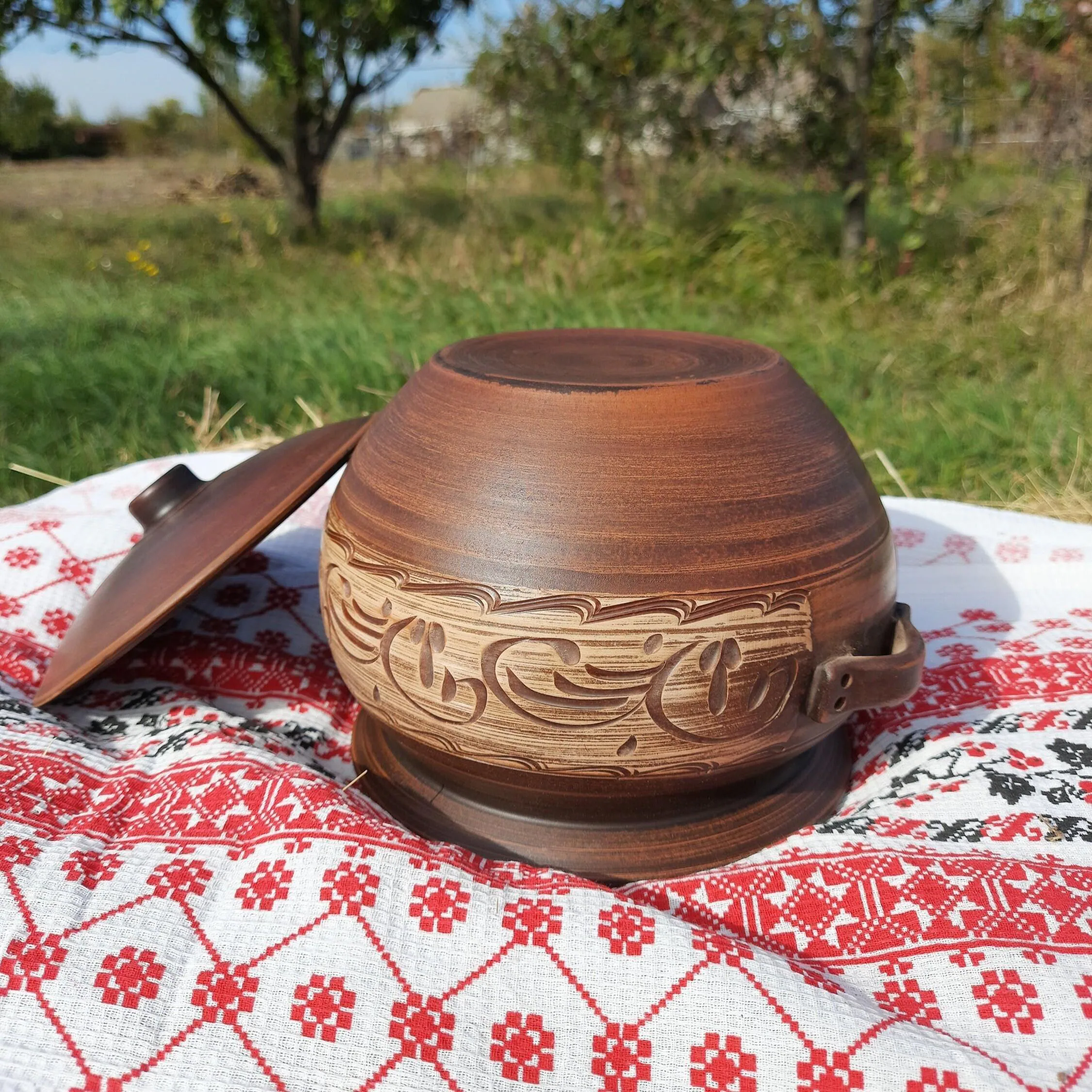 Clay Pot with Lid: Unglazed Terracotta Bread Baking Dish, Ceramic Handmade Clay Bakeware