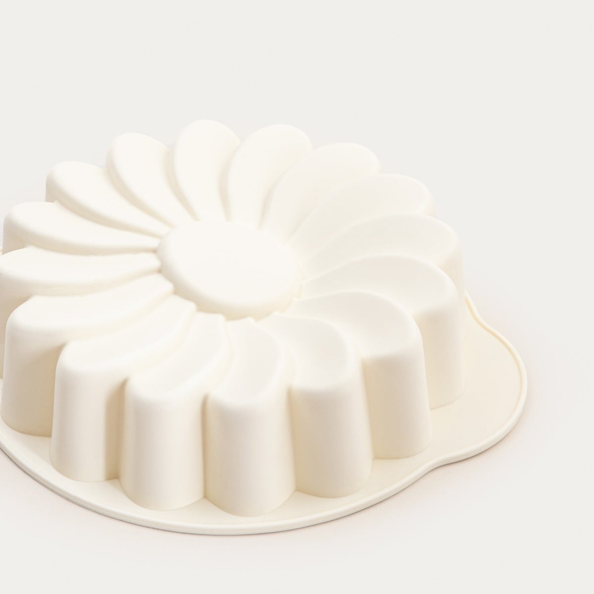 Forma silikonowa MOLLIS ES do pieczenia w kształcie kwiatka śmietankowa 20,5x18x4 cm