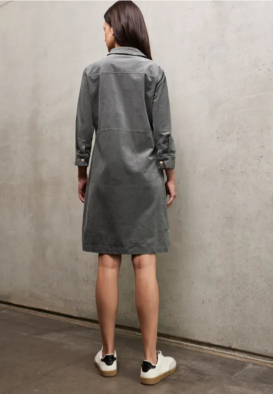 Knielanges Cordkleid