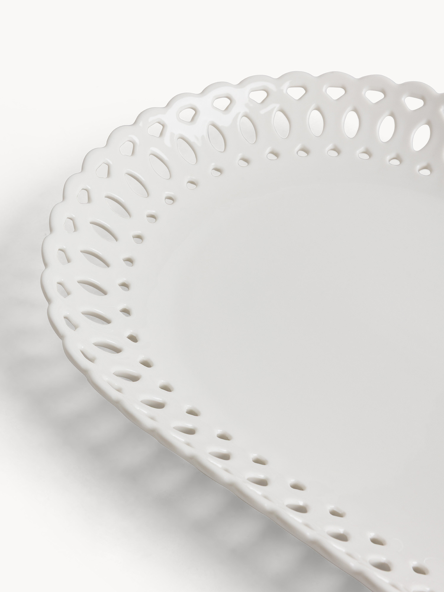 Piatto da portata in porcellana traforata