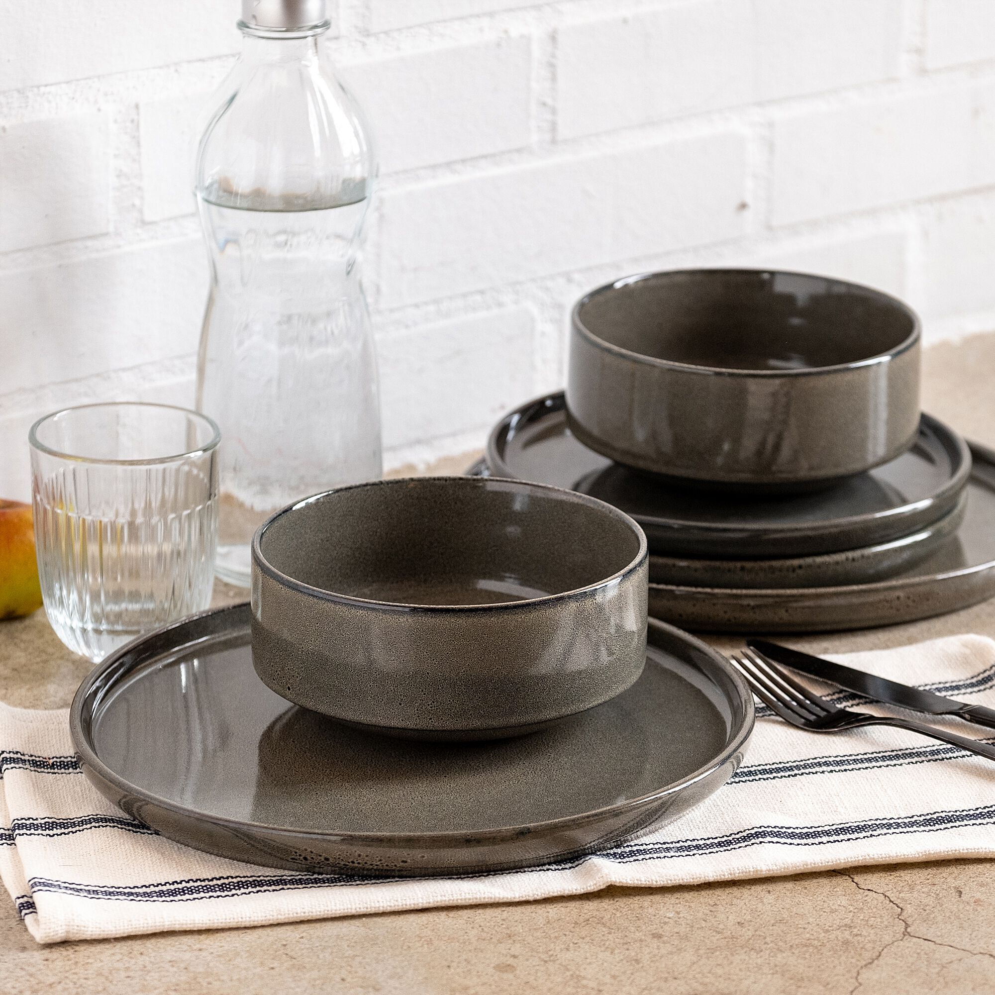 PIETRA - Assiette plate en grès émail réactif D27cm - vert