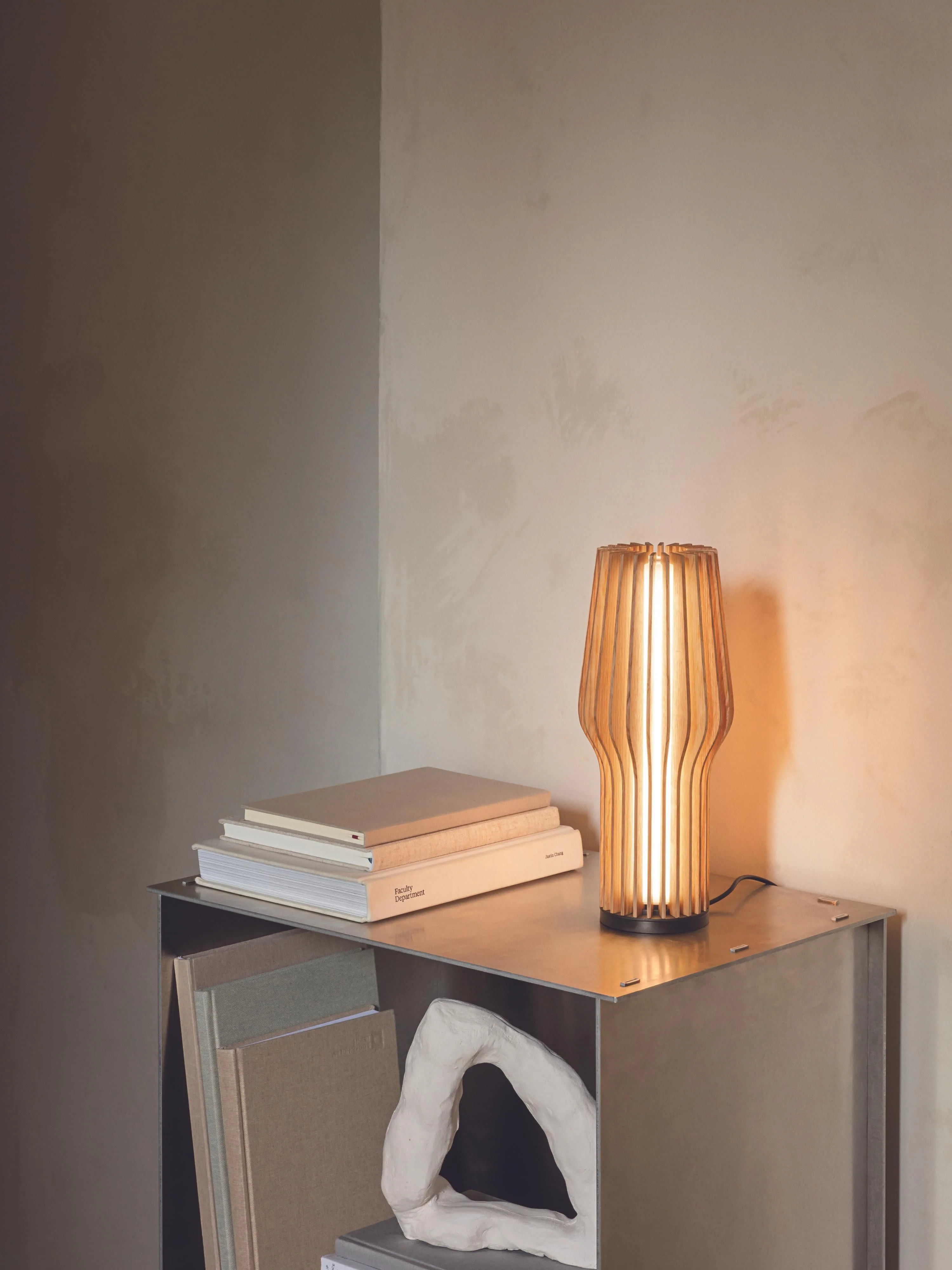Kleine mobile LED-Tischlampe Radiant, dimmbar