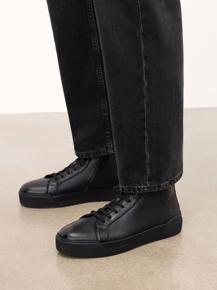 Lace-up black leather sneakers