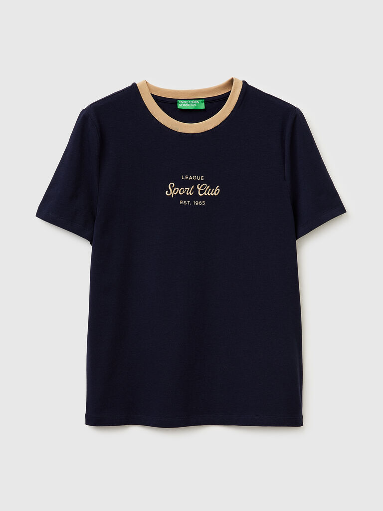 T-shirt with embroidered crest