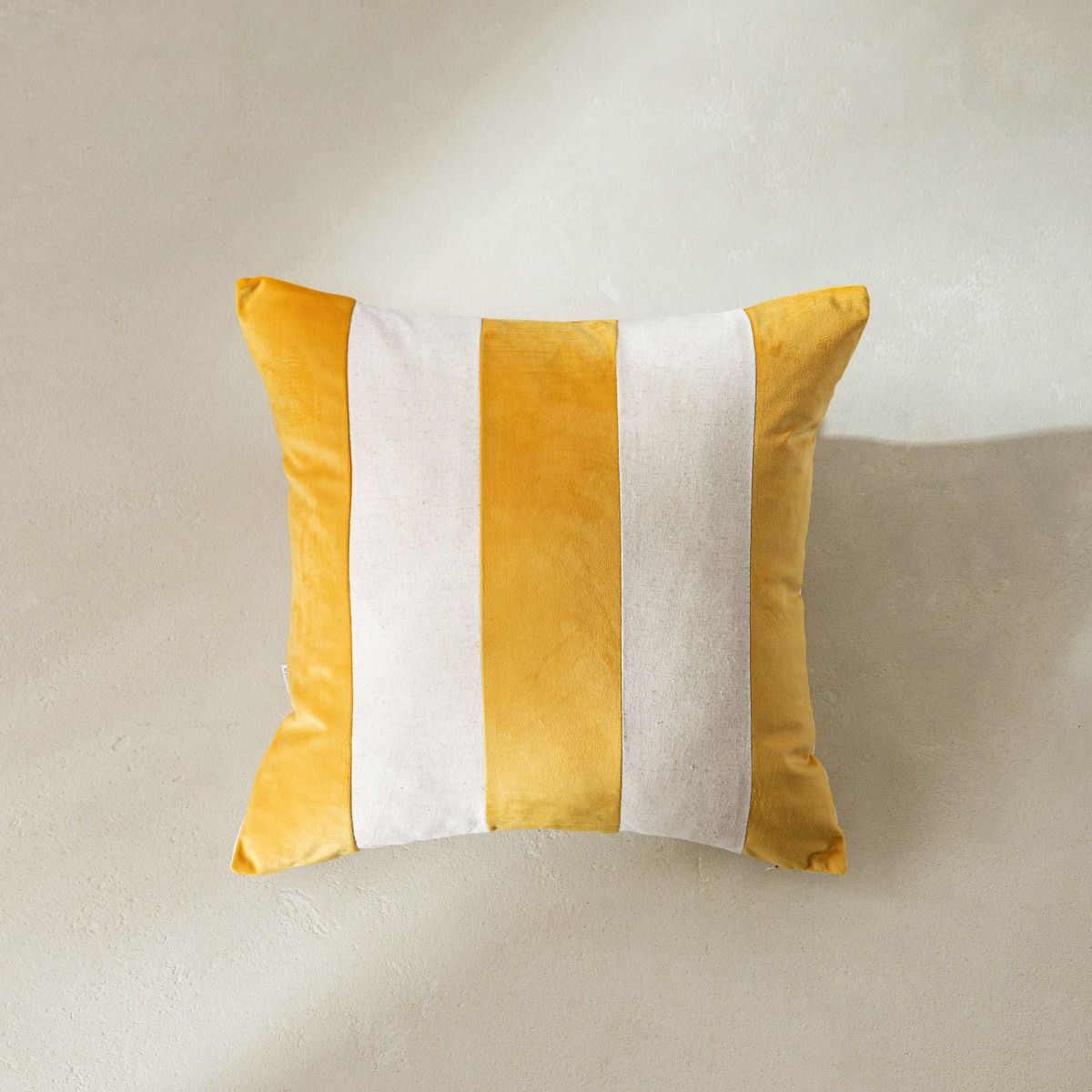 Poszewka MANO z dodatkiem lnu w żółte pasy 45x45cm