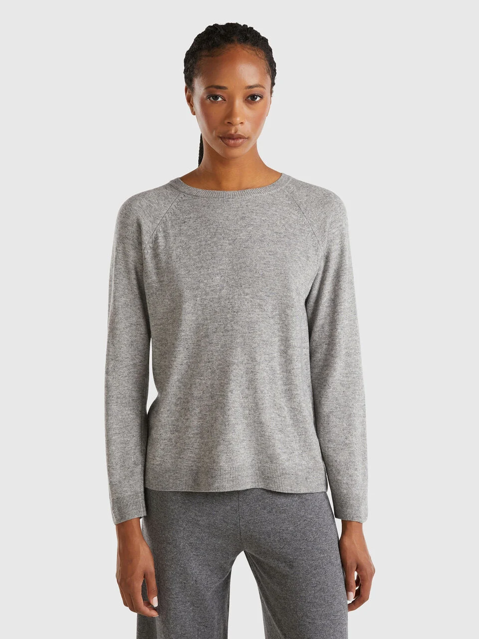 Gray m&eacute;lange crew neck sweater in cashmere and wool blend