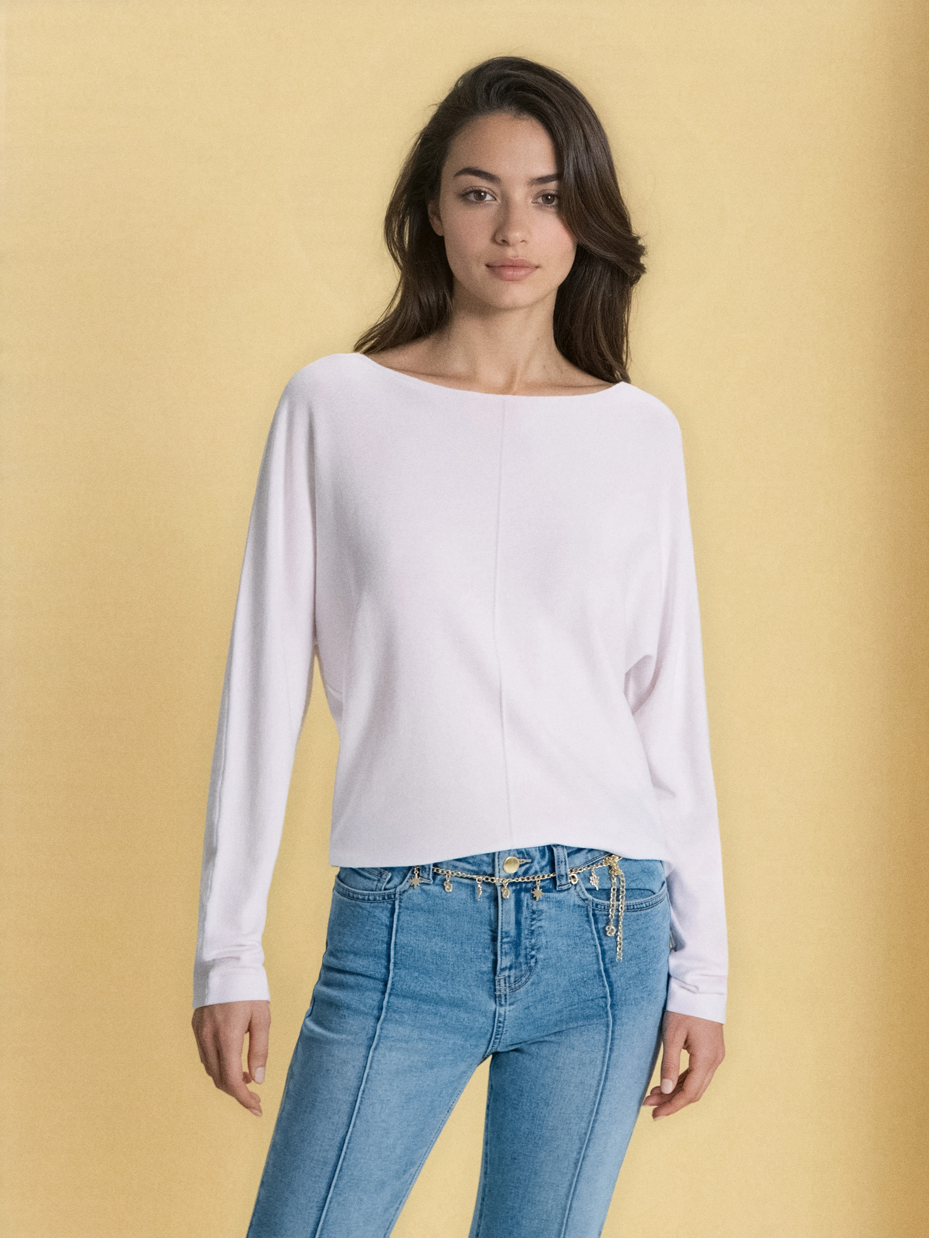 Sweter basic z ozdobnym przeszyciem z wiskozą