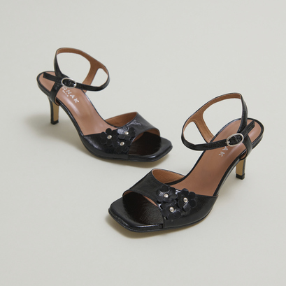 Sandales à talons et fleursen cuir brillant noir | VAVA