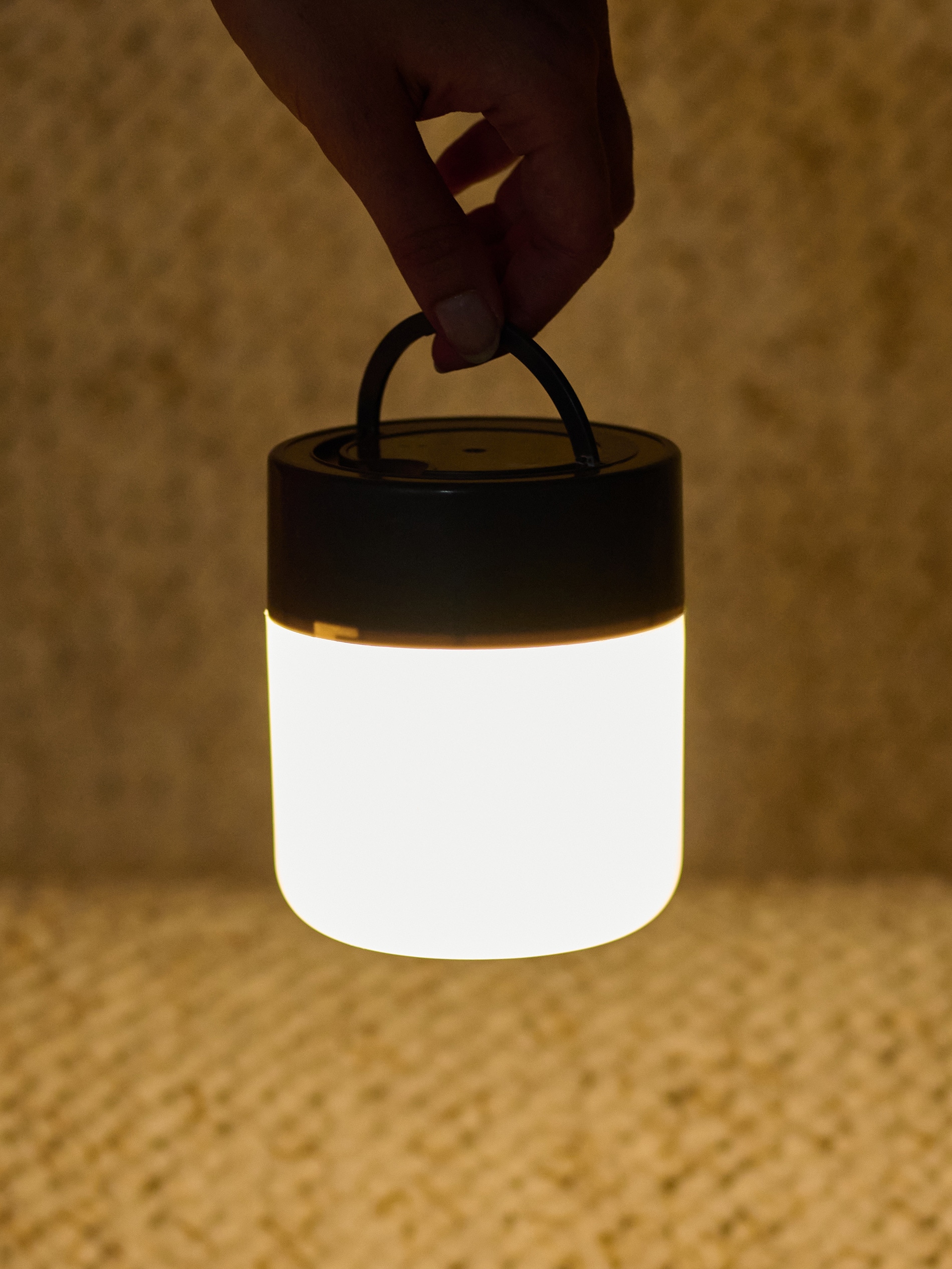 Przenośna lampka LED z uchwytem