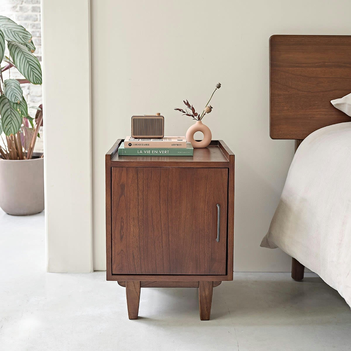 VINTAGE - Table de chevet en mindi massif