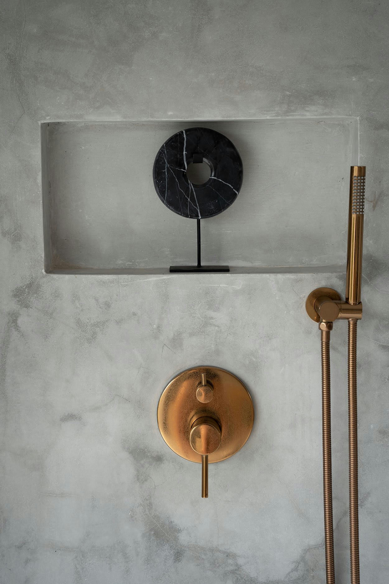 MARBLE - Statue en marbre noir sur une base en métal petite