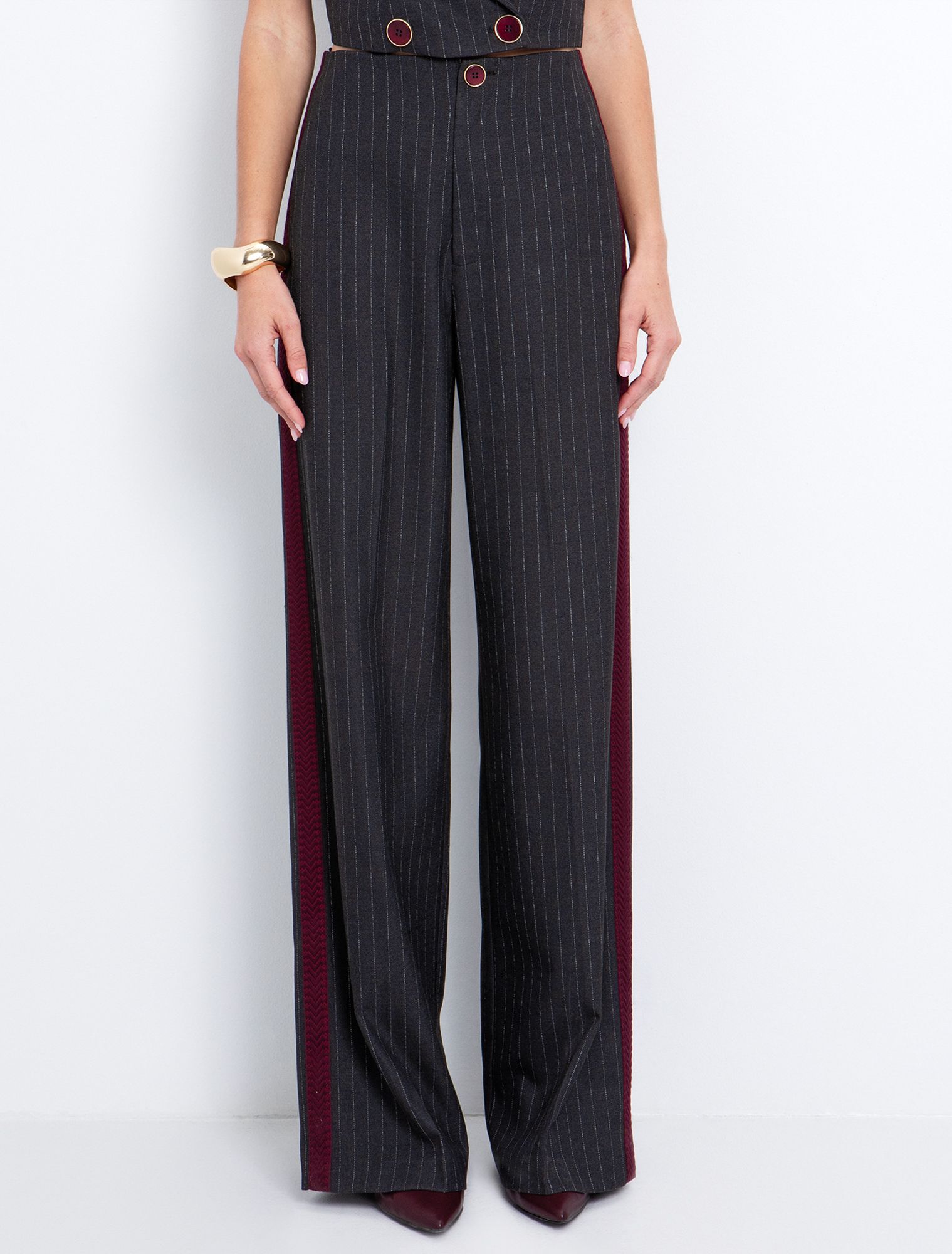 Ριγέ παντελόνι σε αντίθεση