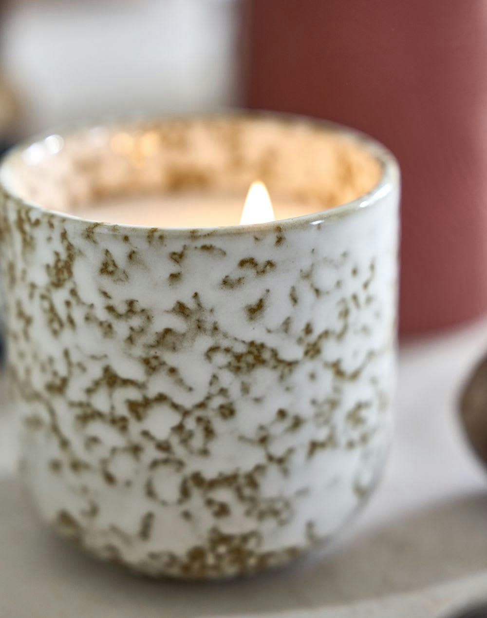 SANDY - Bougie parfumée en céramique blanche et caramel 270g