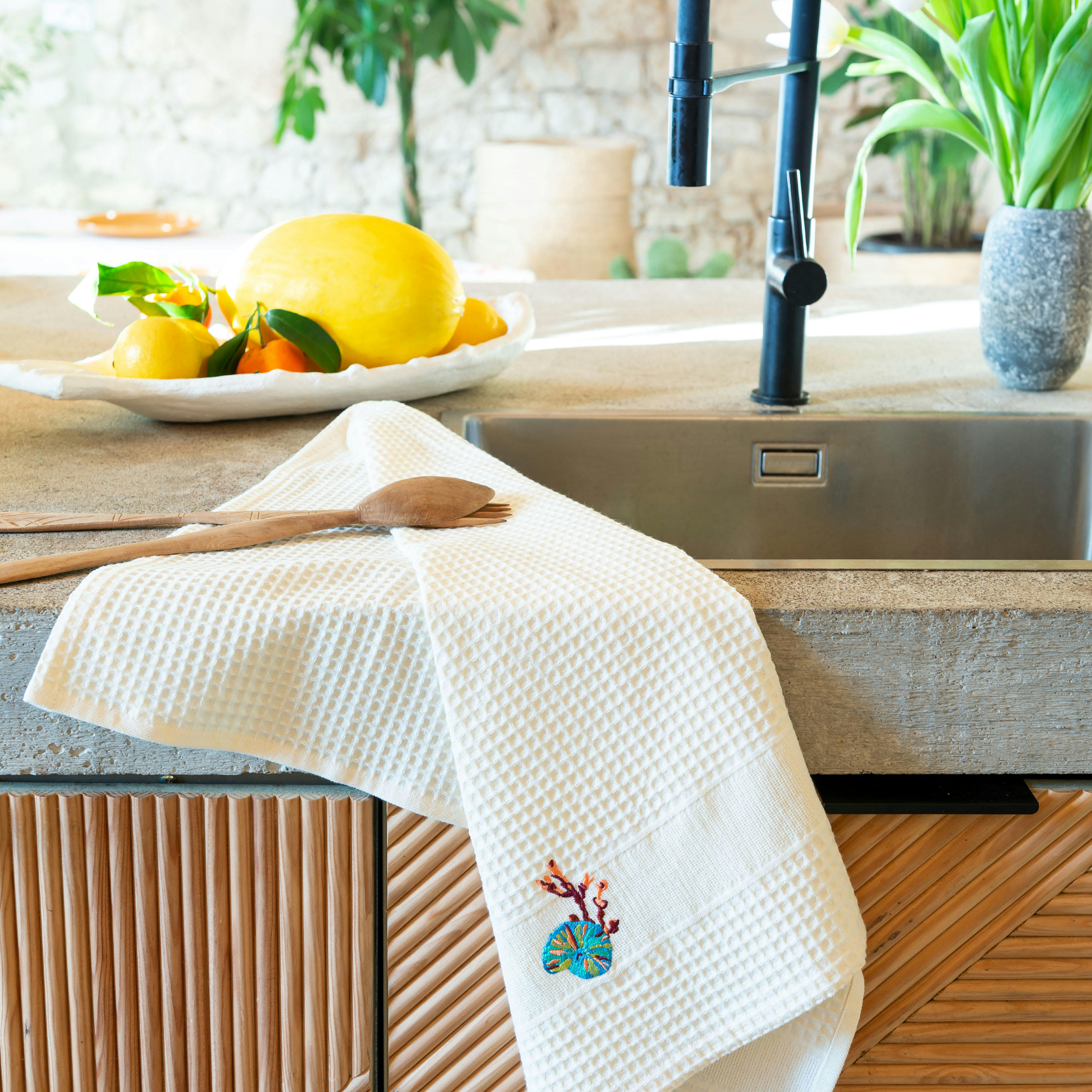 ATOLL - Torchon coton nid d'abeille nid d'abeille brodé beige 50 x 70 cm