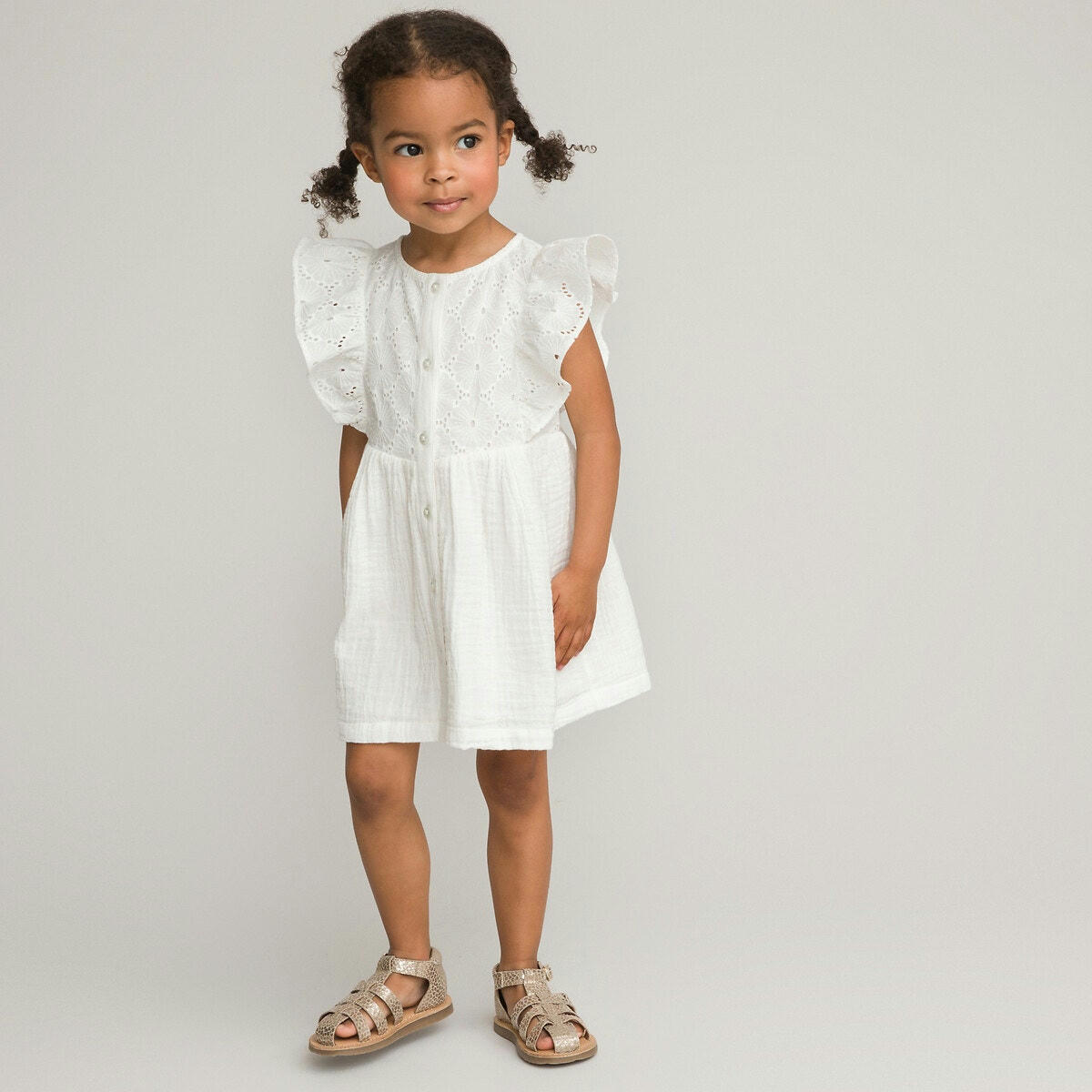 Robe de cérémonie à volants et broderie anglaise