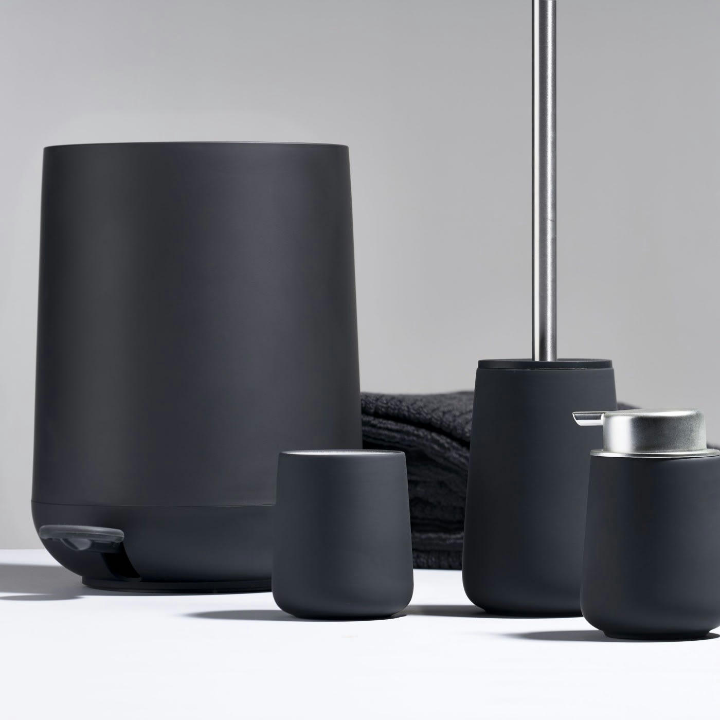 NOVA - Poubelle à pédale en plastique noir 3L