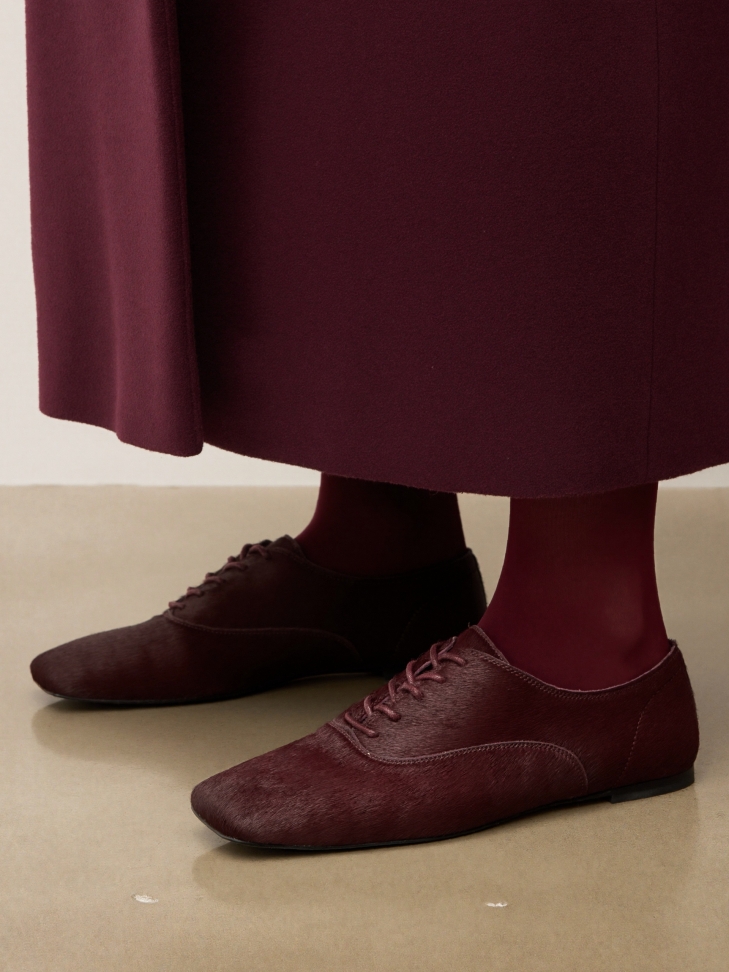 Maroon bristles leather shoes