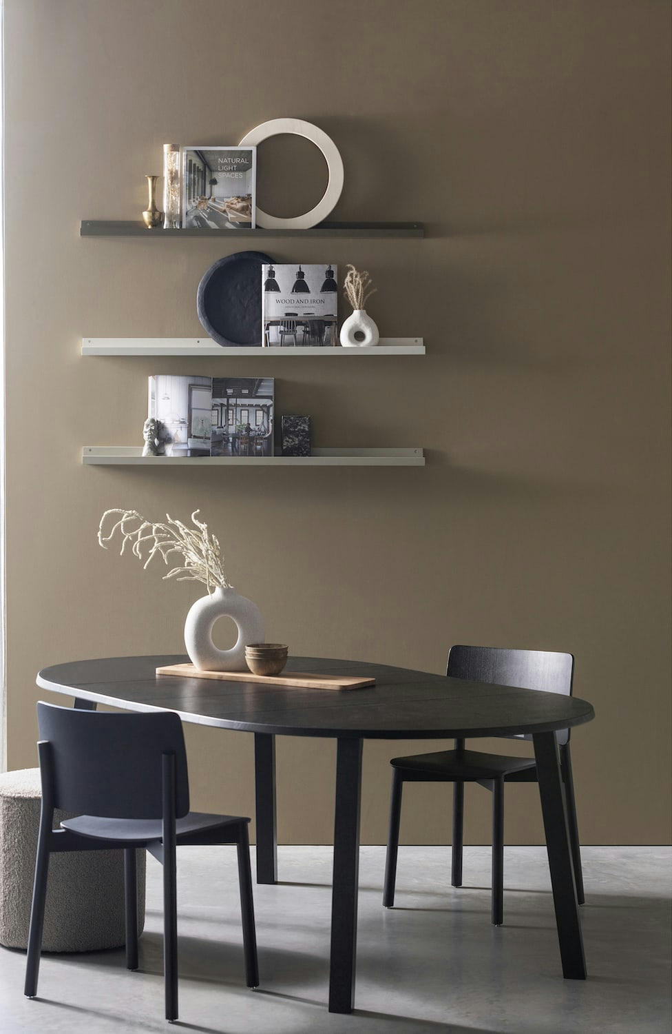 LANGEJAN - Table de repas ronde extensible en chêne noir D 120