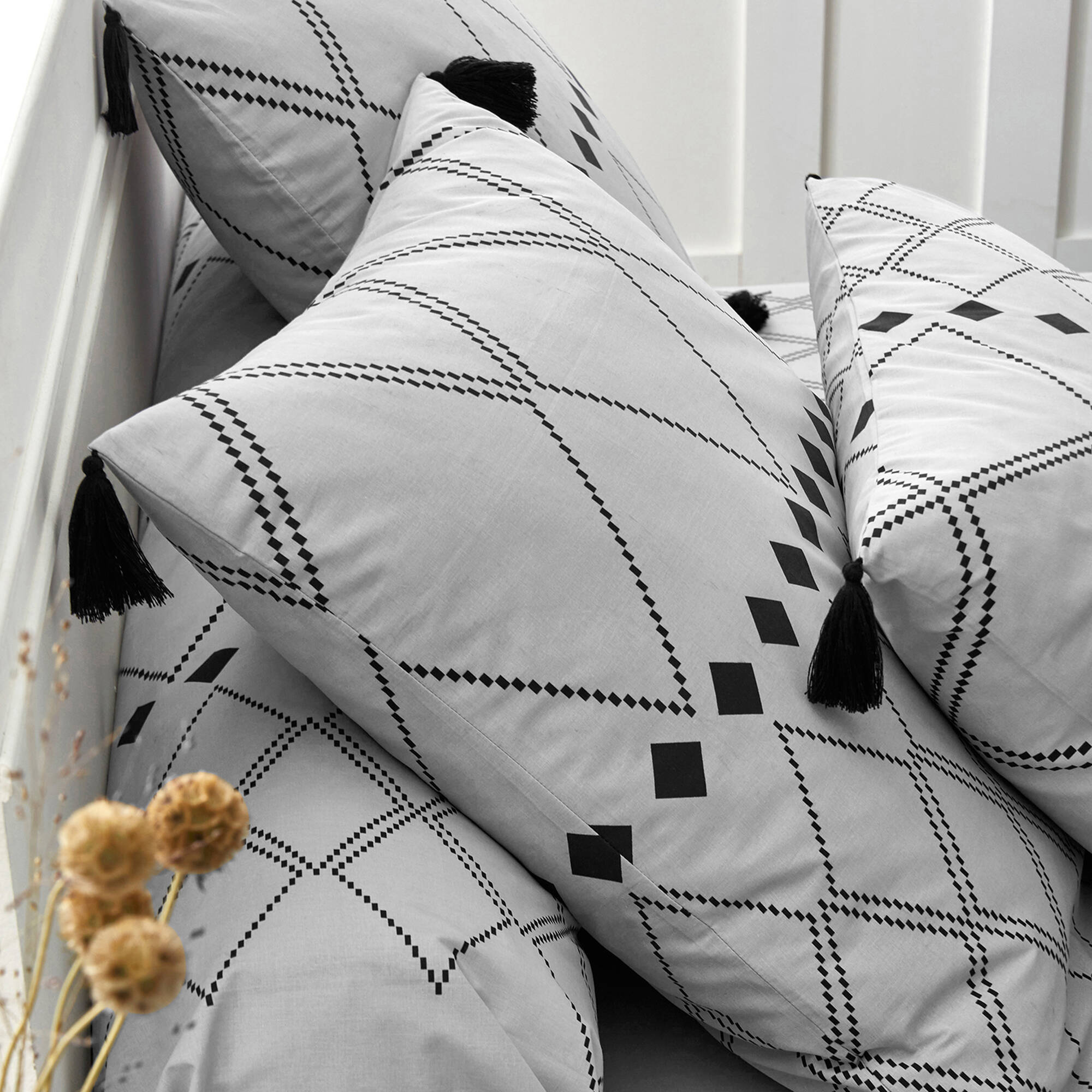 Linge de lit Massa&iuml; coton à motifs graphiques et finitions pompons