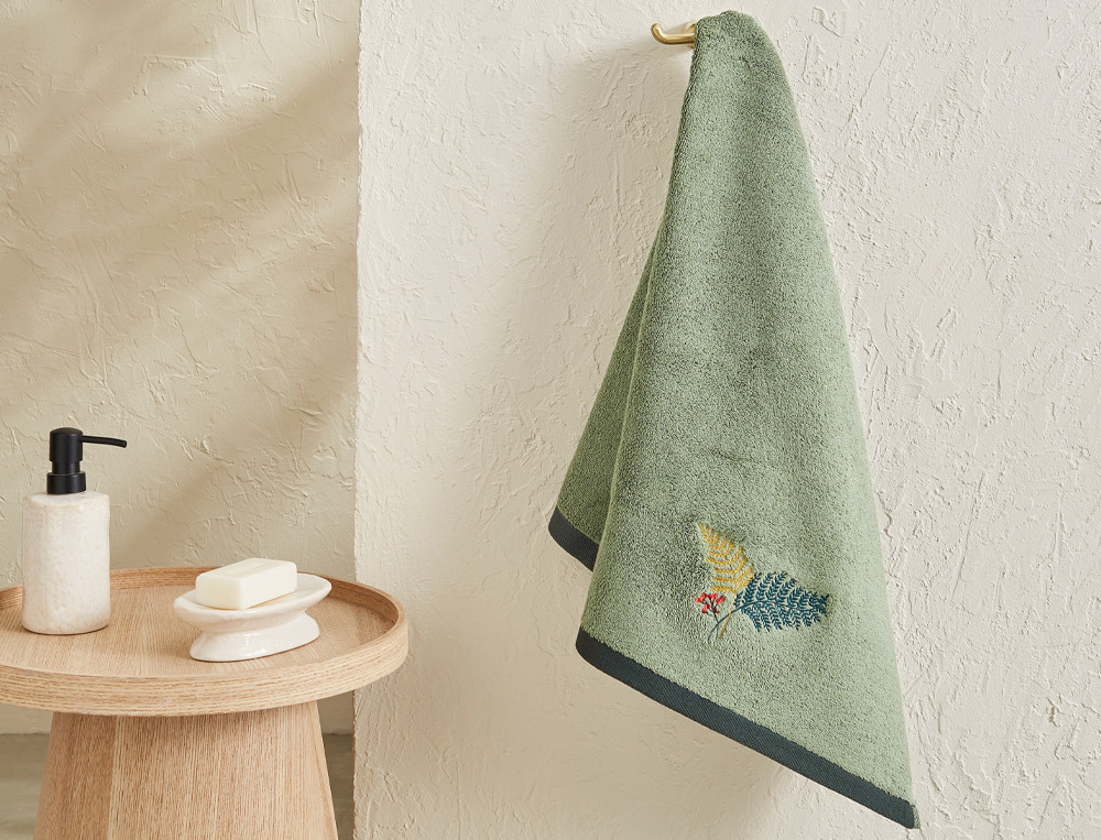 Serviette de bain brodéeForêt hivernale