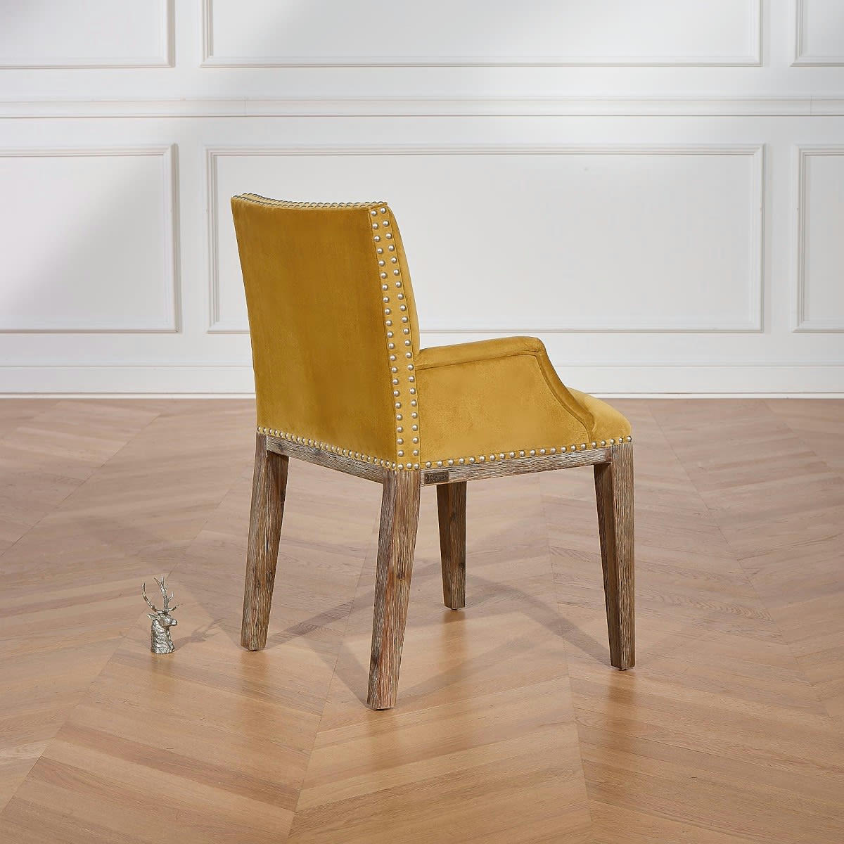 FORGE - KENZA - Fauteuil de table en velours et en bois clouté jaune moutarde